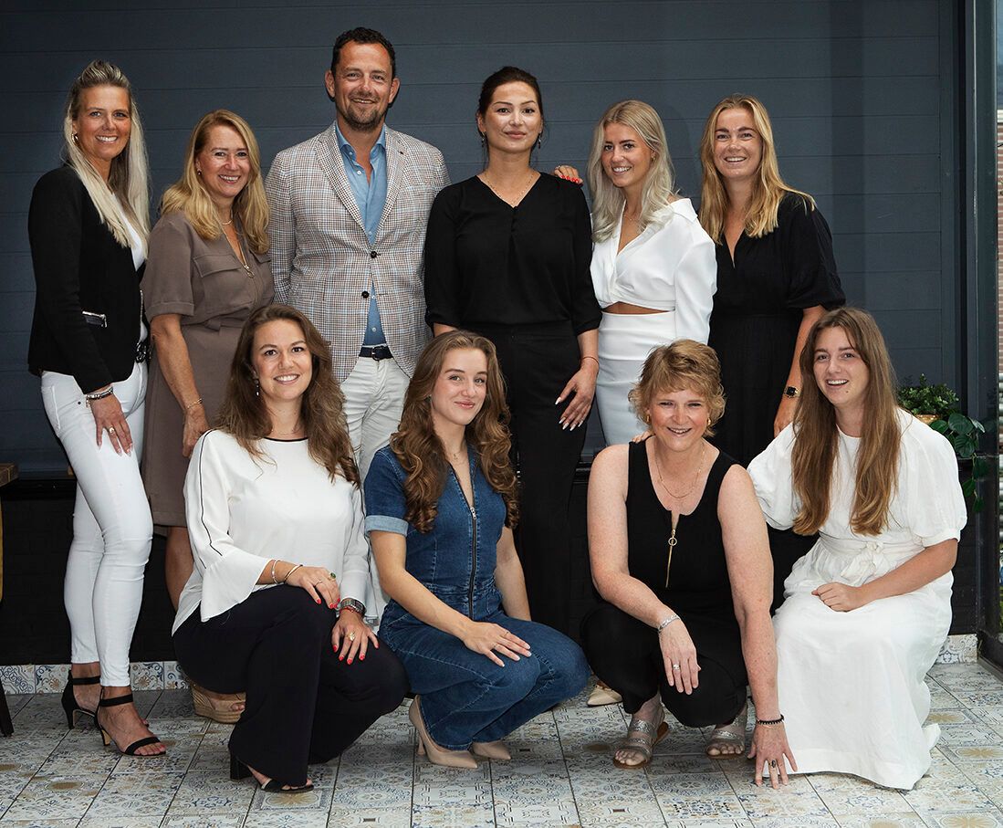 Groepsfoto van het team van Goud Inkoop Zeist — taxateurs en specialisten voor sieraden in de Utrechtse Heuvelrug